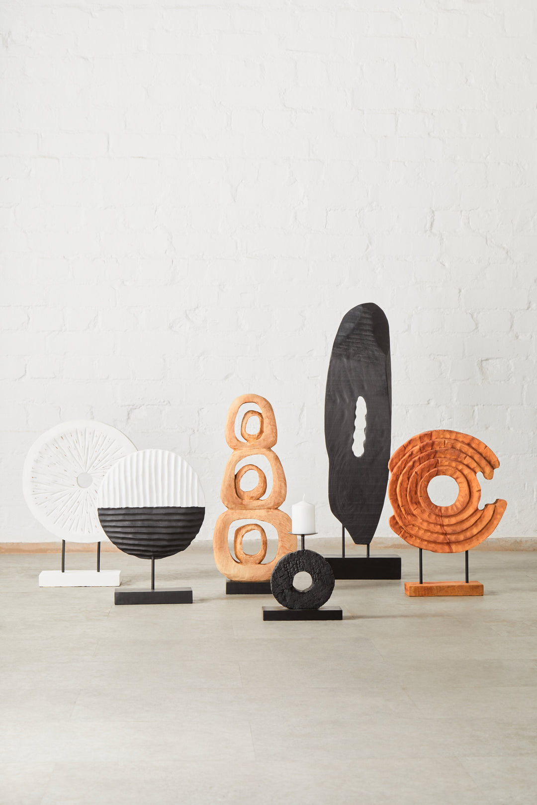 Fidel Rustic Vertical Black Mango Wood Sculpture