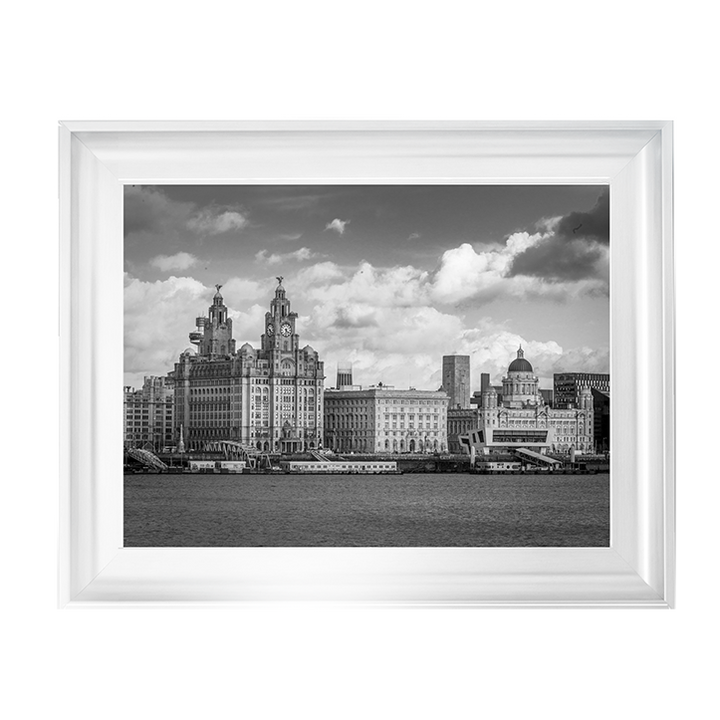CY036 Liverpool city skyline across the River Mersey