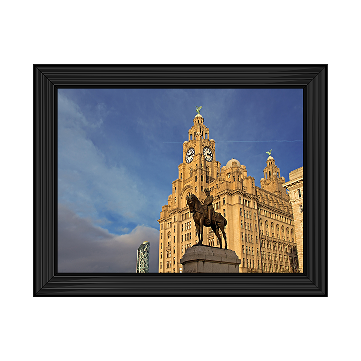 CY032 Royal Liver Building in Liverpool UK