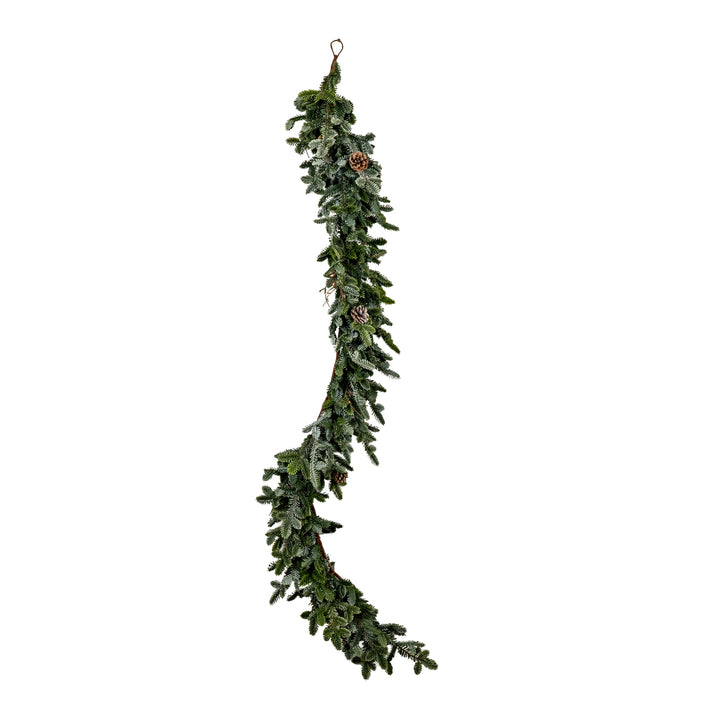 Woodland-Pine-Garland-With-Pinecones