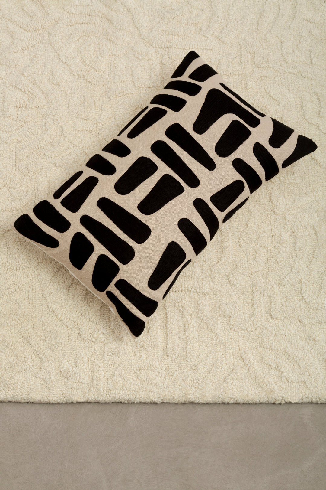 Black Natural And Oakridge Cushion Rectangular Ozella