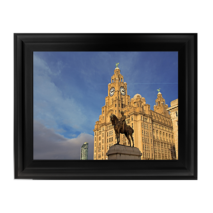 CY032 Royal Liver Building in Liverpool UK