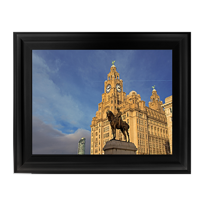 CY032 Royal Liver Building in Liverpool UK