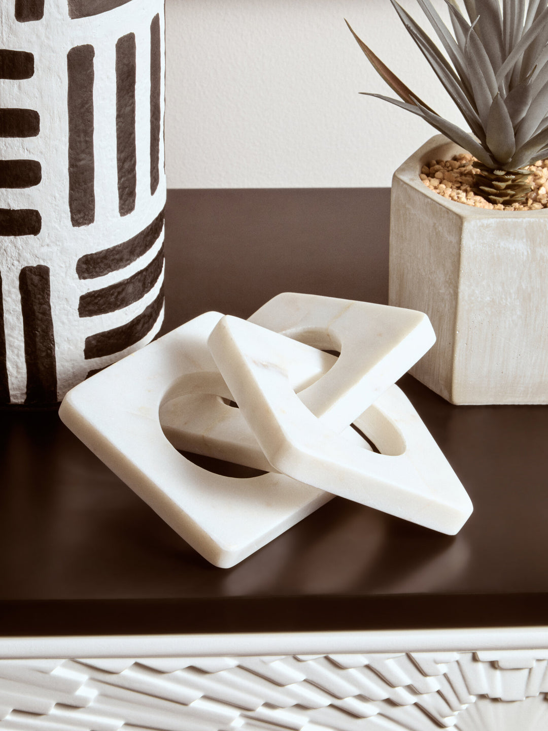 Cove Link Chain White Marble Three