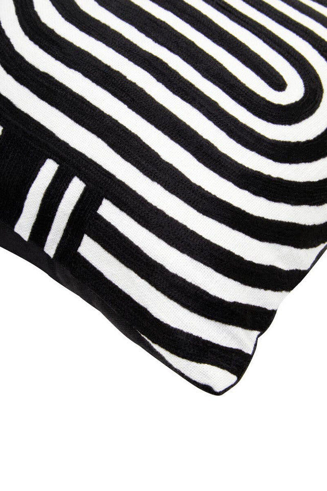 White Cushion Oakridge And Black Ozella