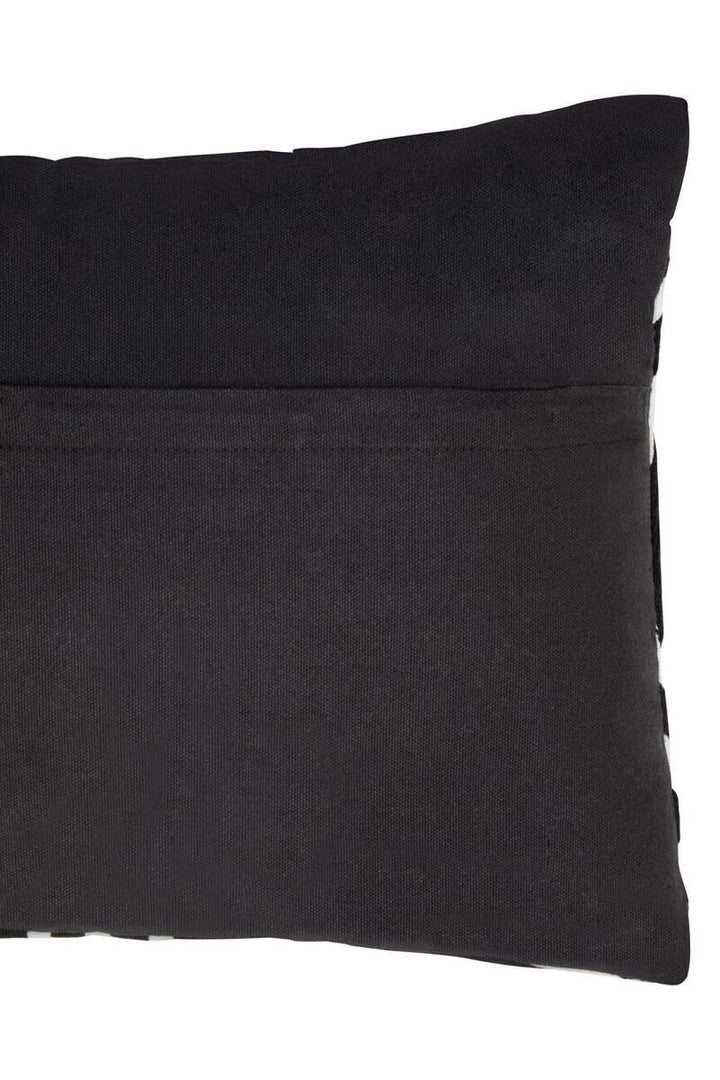 White Cushion Oakridge And Black Ozella