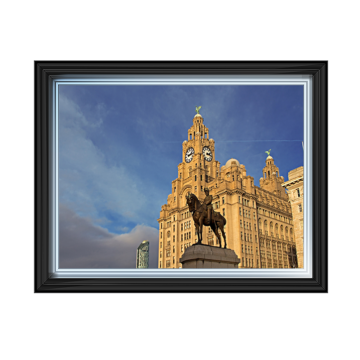 CY032 Royal Liver Building in Liverpool UK