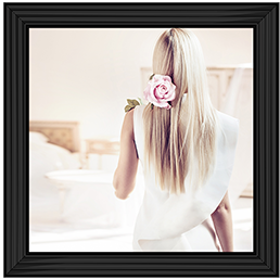 FG060 Flower in her hair