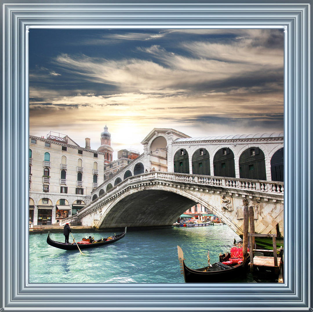 Gondalas at Rialto Bridge