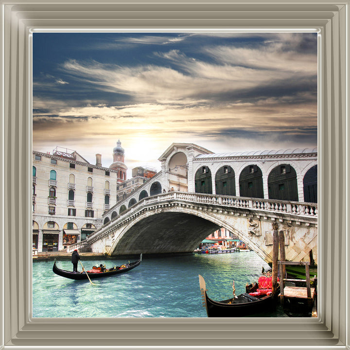 Gondalas at Rialto Bridge