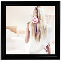 FG060 Flower in her hair