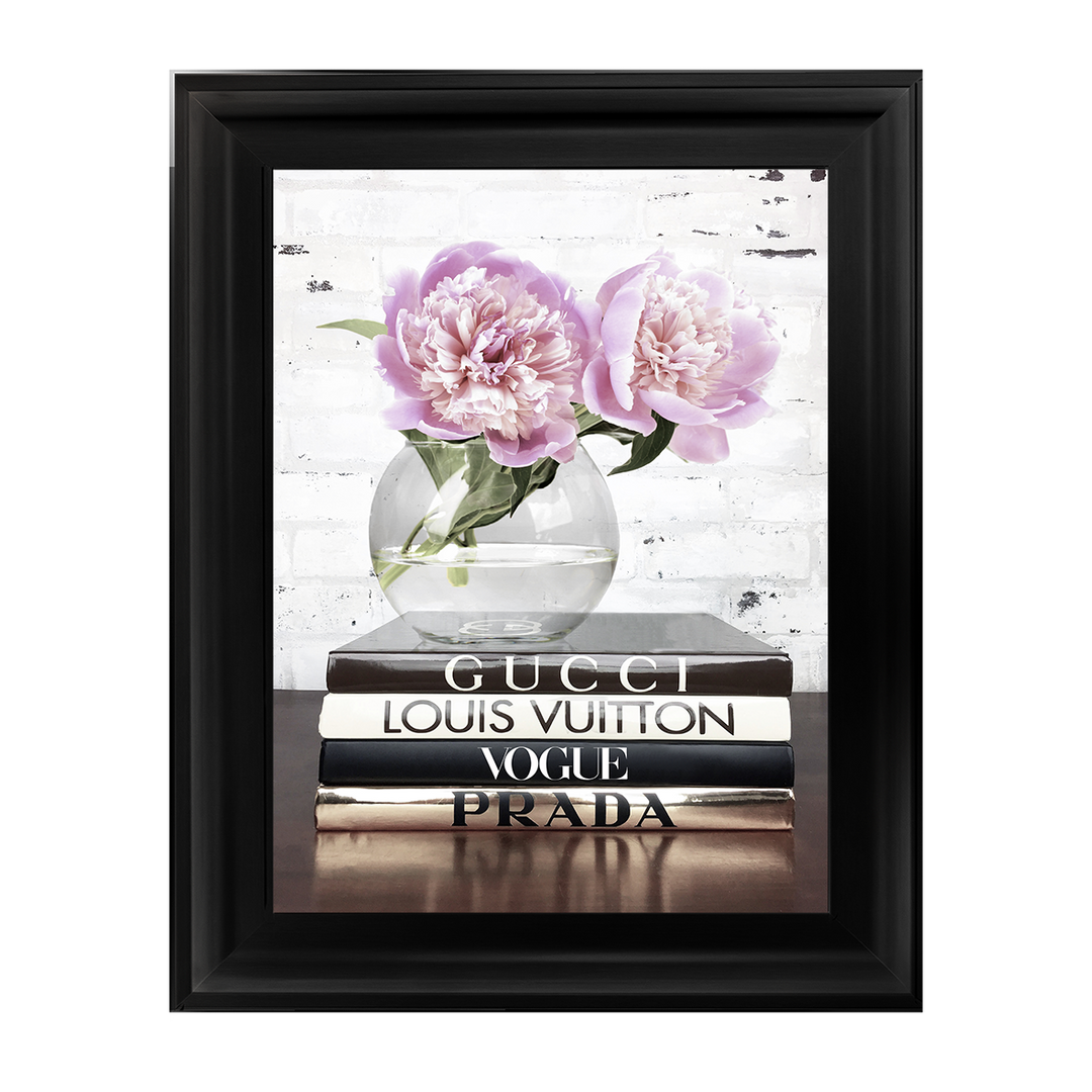 FS042 Vase with flowers on books