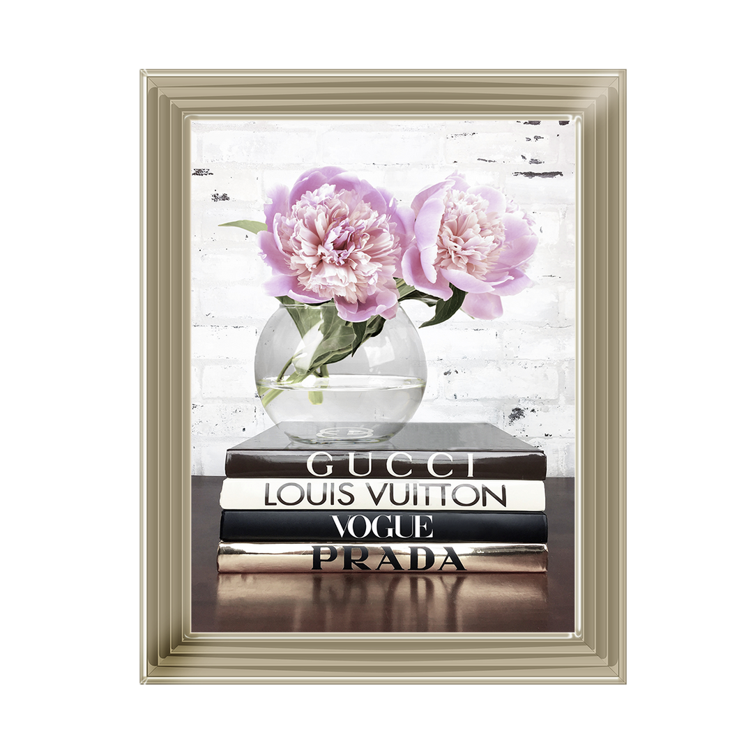 FS042 Vase with flowers on books