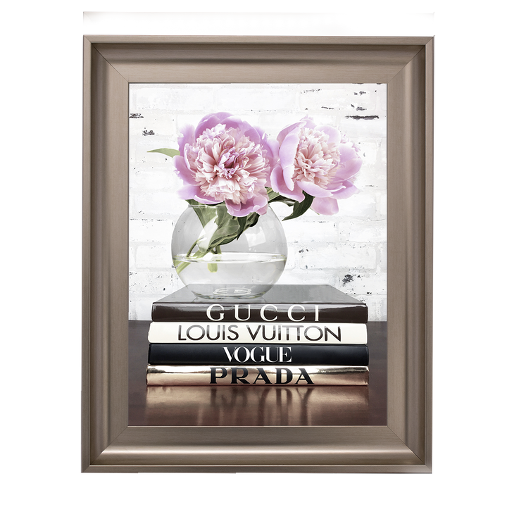 FS042 Vase with flowers on books