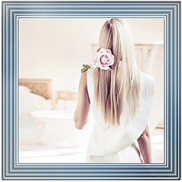 FG060 Flower in her hair