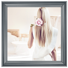 FG060 Flower in her hair