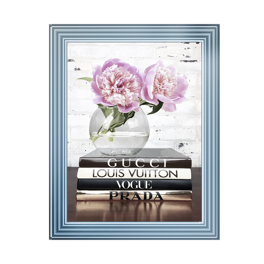 FS042 Vase with flowers on books