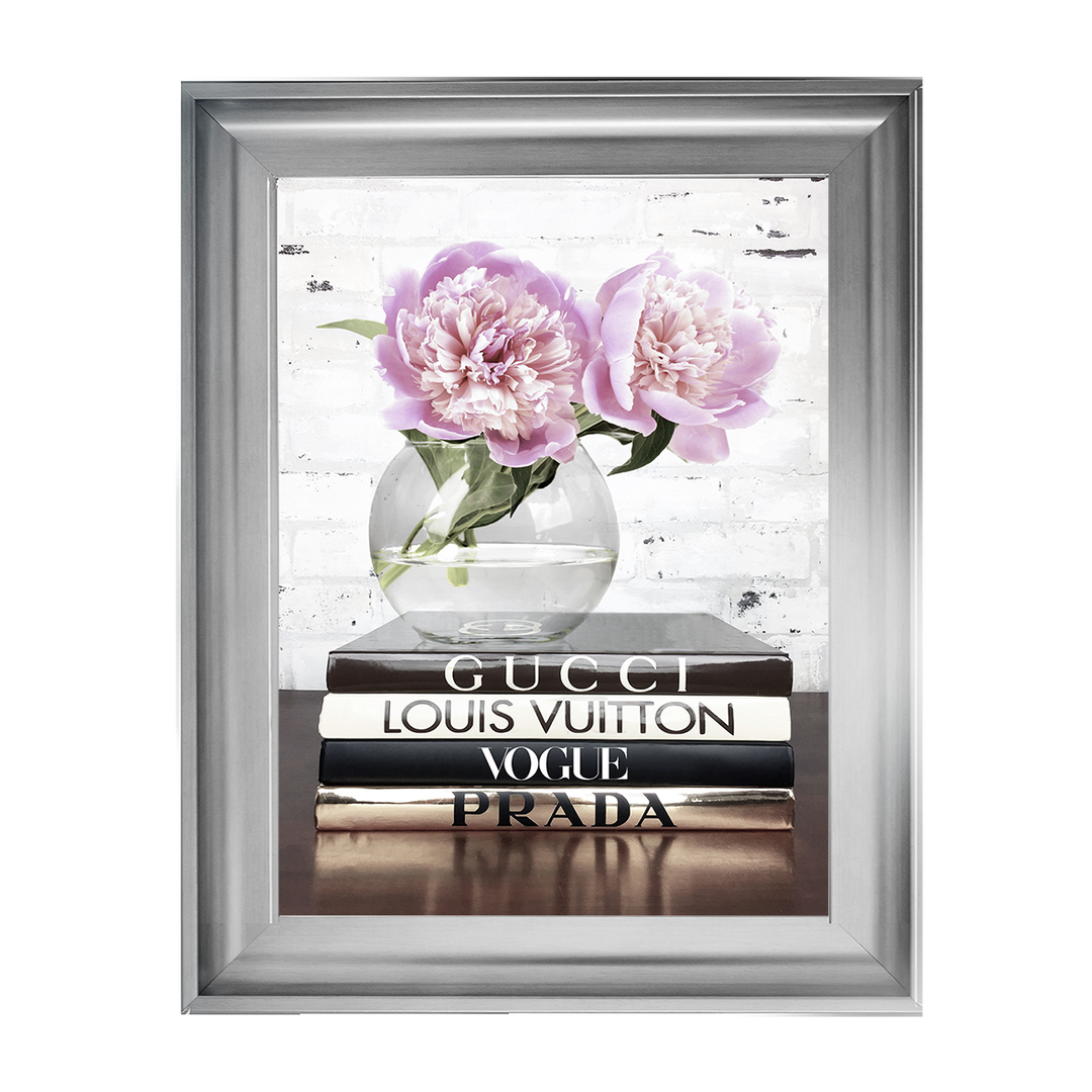 FS042 Vase with flowers on books