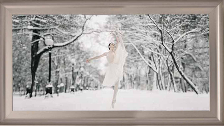 FG739 Ballerina on snow
