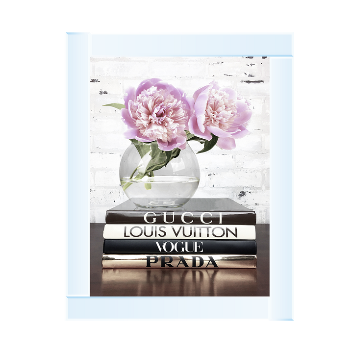FS042 Vase with flowers on books