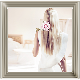 FG060 Flower in her hair