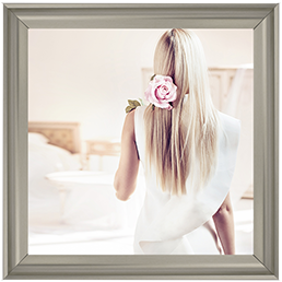 FG060 Flower in her hair