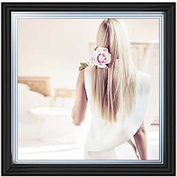 FG060 Flower in her hair