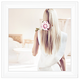 FG060 Flower in her hair
