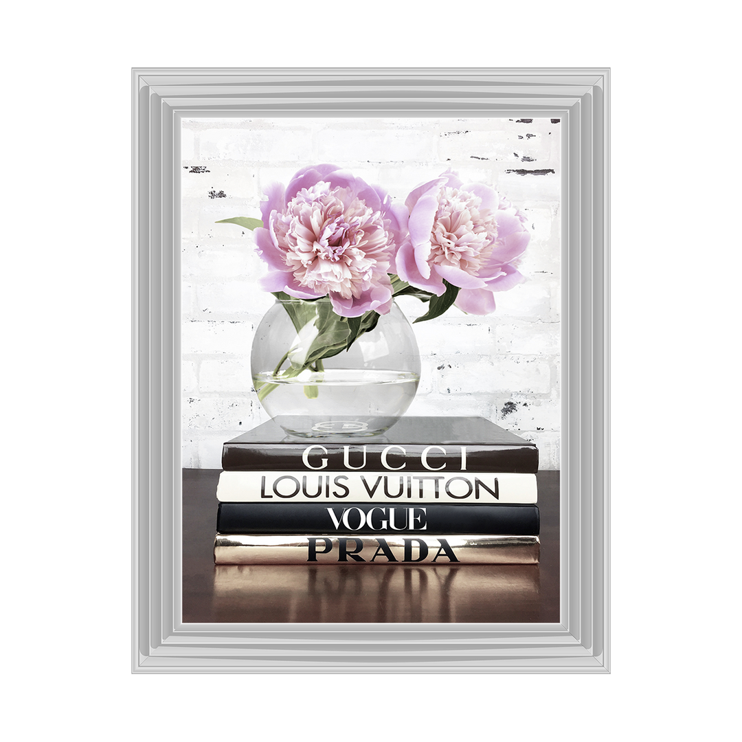 FS042 Vase with flowers on books