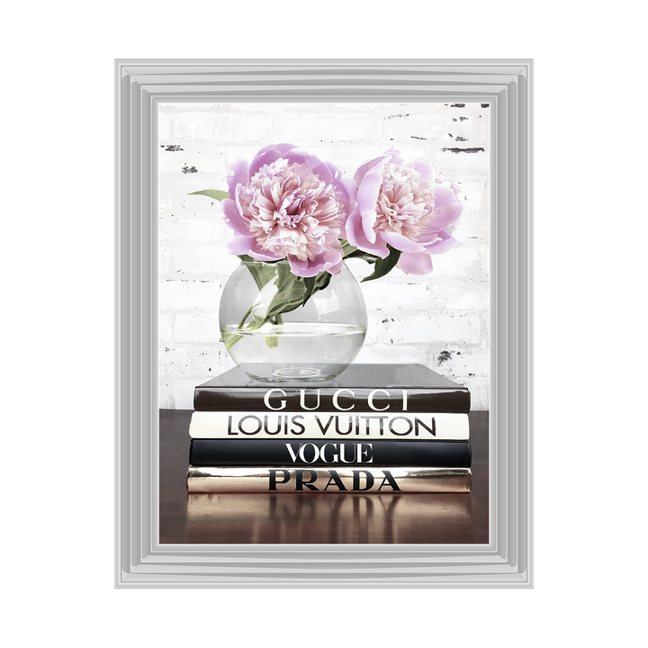 FS042 Vase with flowers on books