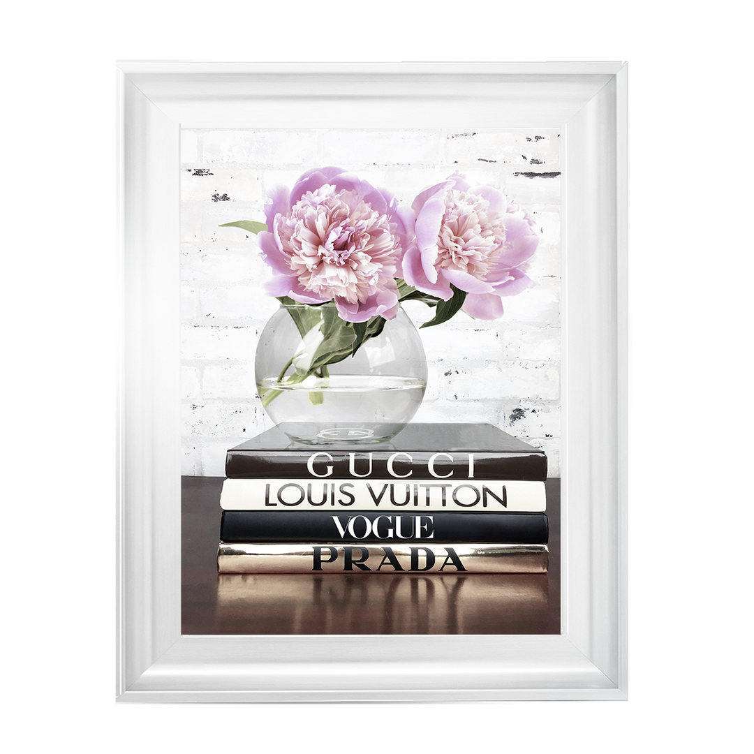 FS042 Vase with flowers on books
